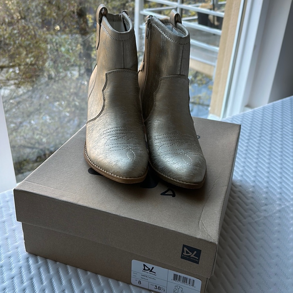 NWT Dirty Laundry metallic bootie. Size 8.